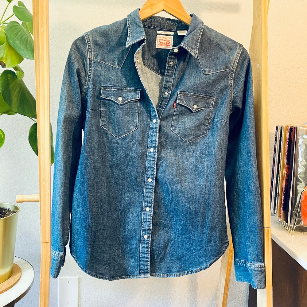 Levi's Women's Fitted Denim Shirt
